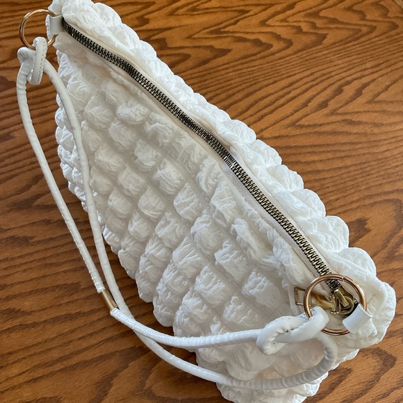 Ring Linked Cream Bubbled Shoulder Bag - Picture 4 of 10
